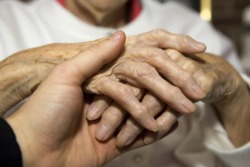 علائمی که خبر از پوکی استخوان می دهد