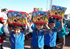 اهدا ۱۲۵ بسته نوشت افزار به دانش آموزان در بهبهان