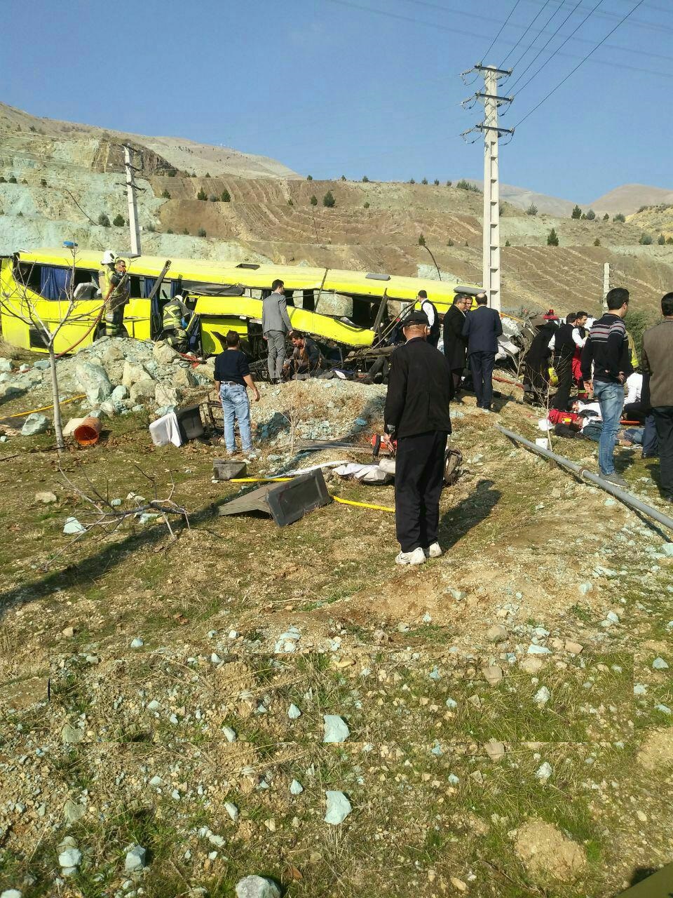 واژگونی یک دستگاه اتوبوس با بیش از 30 مسافر/ تعداد مصدومان و فوتی&zwnj;های حادثه مشخص نیست