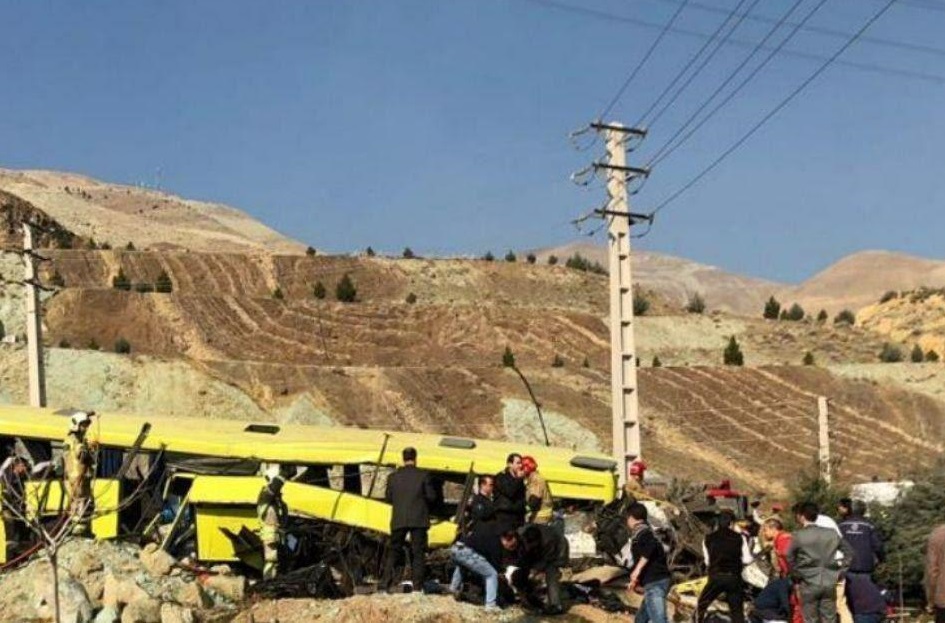 واژگونی اتوبوس در محوطه دانشگاه علوم و تحقیقات+فیلم