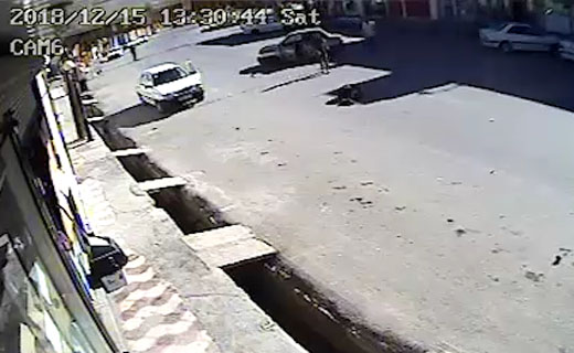 پرت شدن راکب موتورسیکلت پس از برخورد با پراید + فیلم