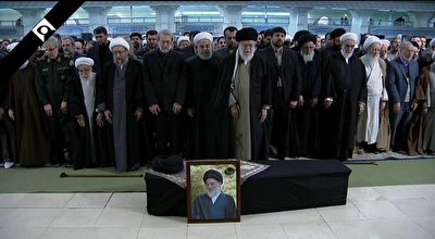 اقامه نماز بر پیکر آیت الله هاشمی شاهرودی به امامت رهبر انقلاب + فیلم