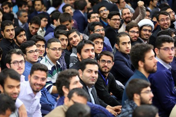 جوانگرایی، از شعار تا عمل/ رهبر معظم انقلاب، پیشقدم در جوانگرایی