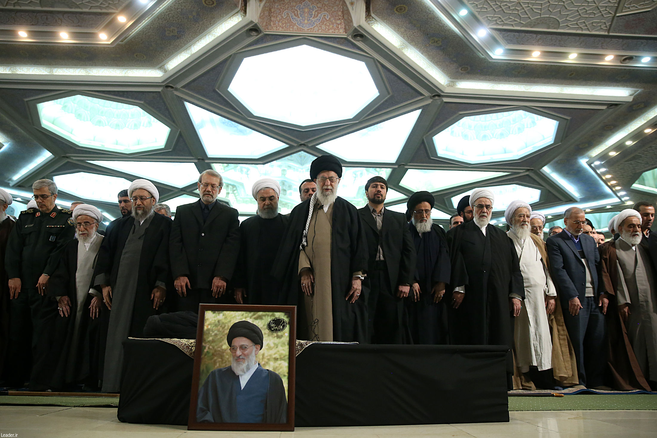 رهبر انقلاب بر پیکر آیت الله هاشمی&zwnj;شاهرودی نماز اقامه کردند
