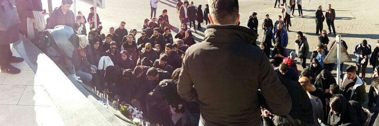 اجتماع دانشجویان علوم&zwnj;و&zwnj;تحقیقات برای یادبود هم&zwnj;کلاسی&zwnj;های از دست رفته خود+عکس