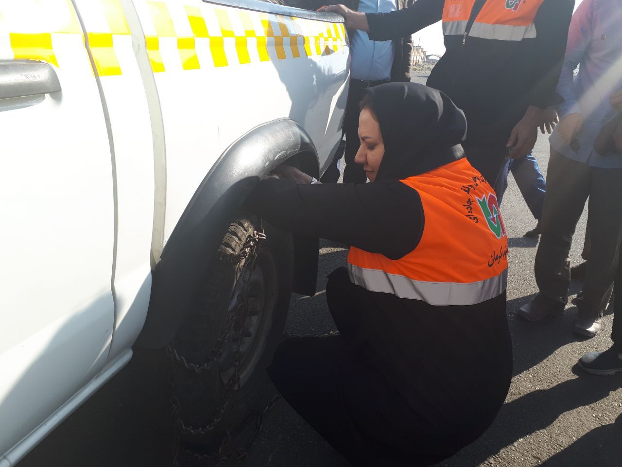 رقابت ۵۸ راهدار جنوب کرمان در بستن زنجیر چرخ خودرو