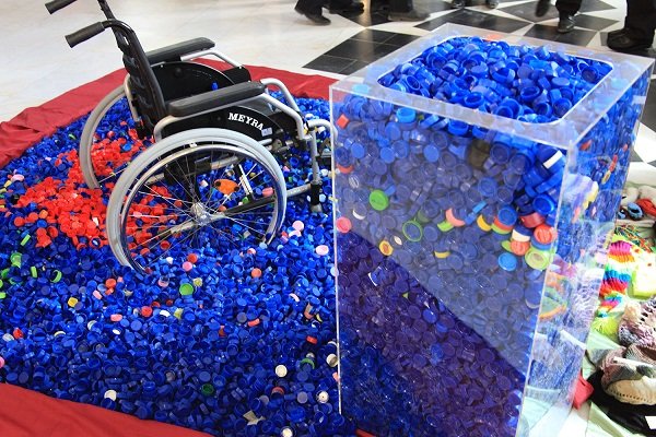 اهدای 12 عدد ویلچر به جای درب بطری در کرمان