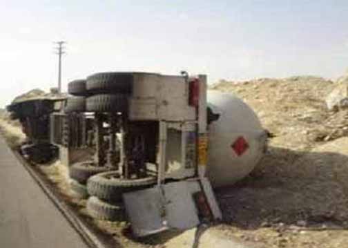 مسدود شدن محور خوش ییلاق در پی واژگونی تانکر سوخت