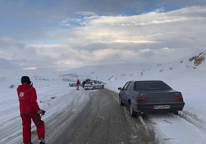 امداد رسانی به خودرو‌های گرفتاربرف در محور تکاب -شاهین دژ