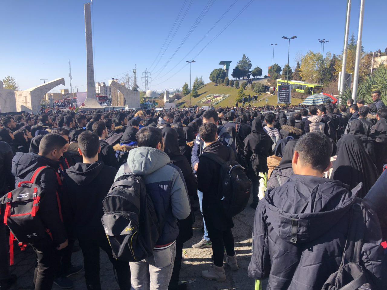 دانشجویان برای گرامیداشت یاد درگذشتگان حادثه واژگونی اتوبوس تجمع کردند