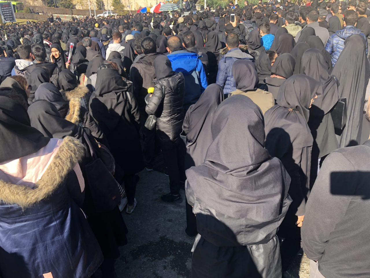 دانشجویان برای گرامیداشت یاد درگذشتگان حادثه واژگونی اتوبوس تجمع کردند