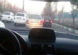 فرار به موقع عابر پیاده از برخورد کامیونت با او + فیلم
