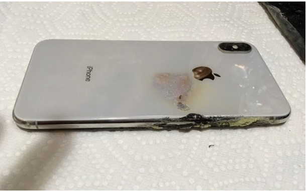 آیفون XS مکس- iPhone XS max در جیب صاحبش آتش گرفت +تصاویر