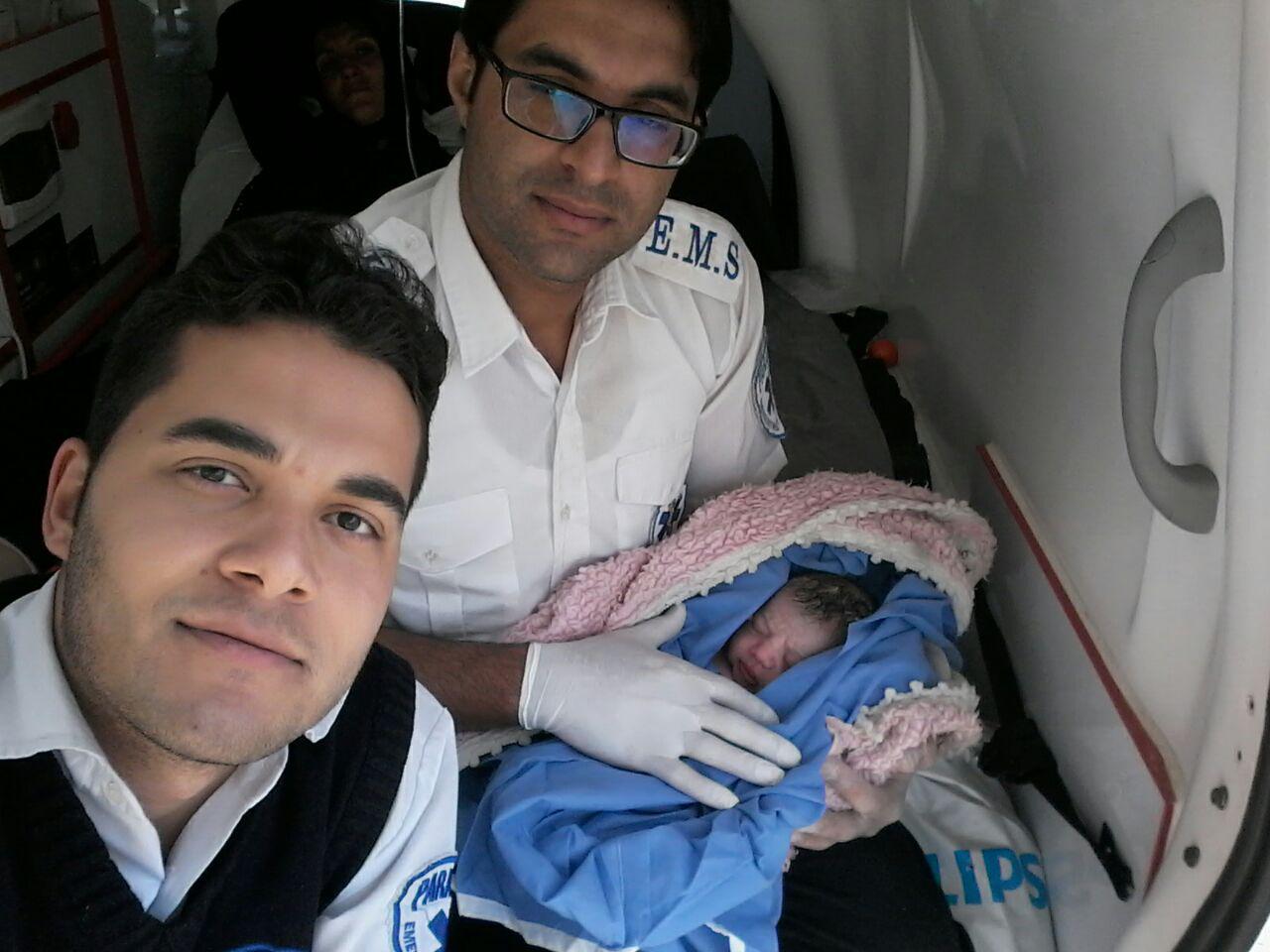 تولد نوزاد عجول در آمبولانس جمعیت هلال احمر هریس