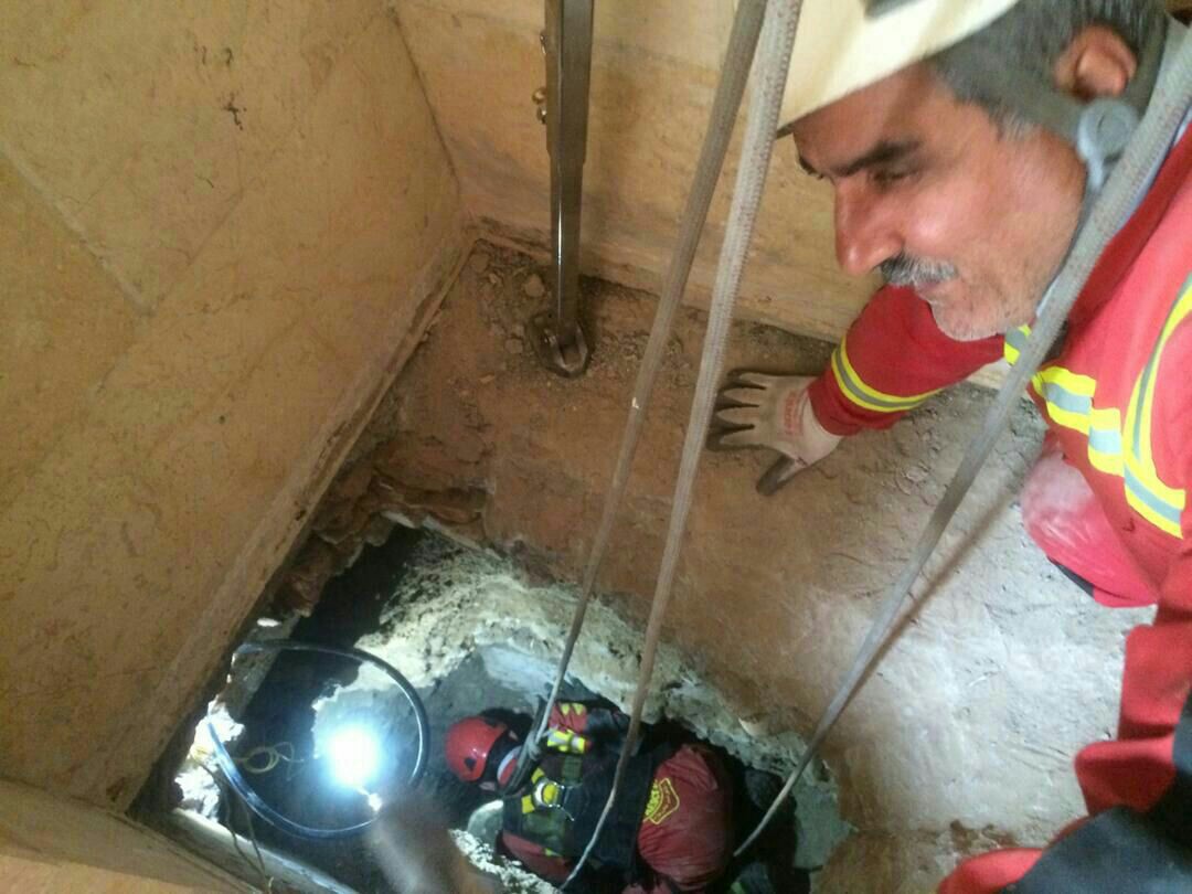 خارج کردن کارگر ۲۰ ساله افغانستانی از داخل چاه بعد از ۷ ساعت + عکس