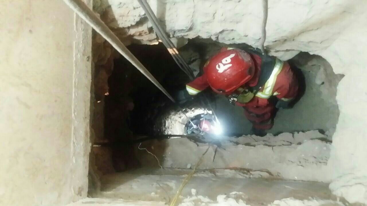 خارج کردن کارگر ۲۰ ساله افغانستانی از داخل چاه بعد از ۷ ساعت