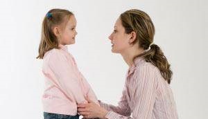 چرا مجبور کردن کودکان به بوسیدن دیگران کار اشتباهی است؟