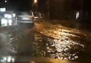 آبگرفتگی خیابان‌های روستای "لم‌آباد" در پی بارش باران + فیلم