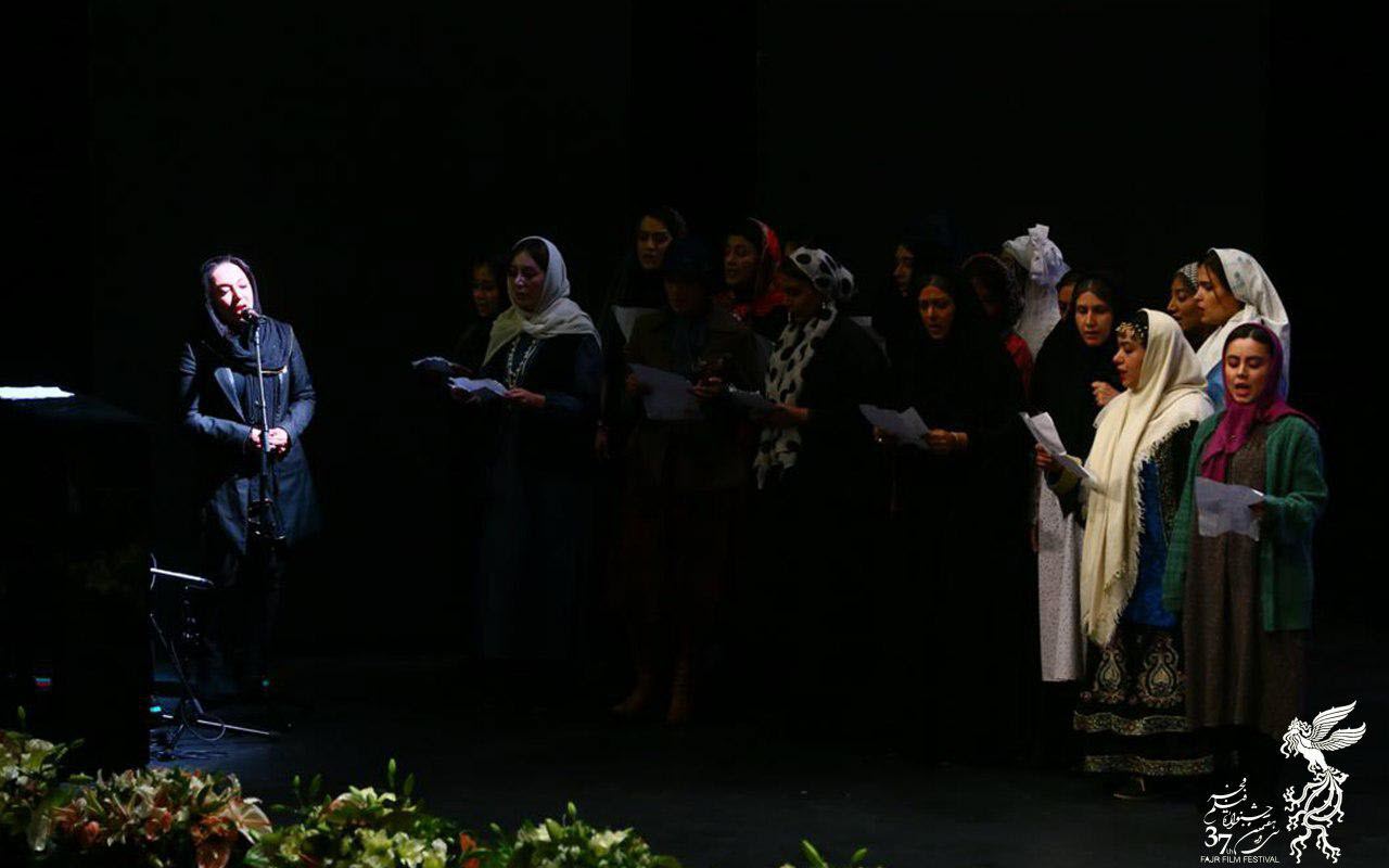 واکنش کاربران به تکخوانی حاشیه ساز یک زن در افتتاحیه جشنواره فیلم فجر+تصاویر