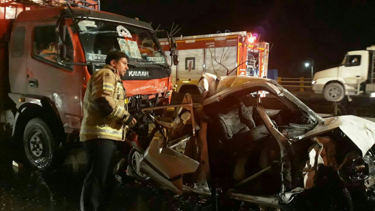 تصادف ۶ خودرو در اتوبان شهید یاسینی/آتش&zwnj;نشان&zwnj;ها یک مرد را زنده از داخل خودروی متلاشی خارج کردند