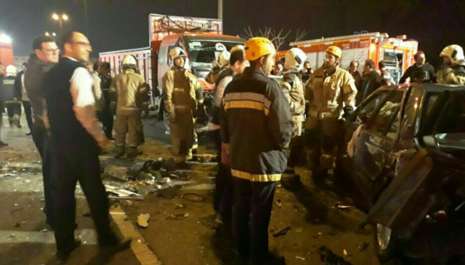 تصادف ۶ خودرو در اتوبان شهید یاسینی/آتش&zwnj;نشان&zwnj;ها یک مرد را زنده از داخل خودروی متلاشی خارج کردند+عکس
