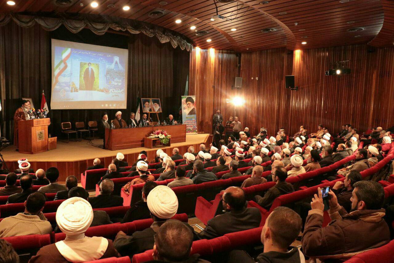 مراسم بزرگداشت چهلمین سالگرد پیروزی انقلاب اسلامی در سوریه/ رئیس شورای علمای عراق: مسلمانان باید از ملت ایران درس مقاومت بگیرند