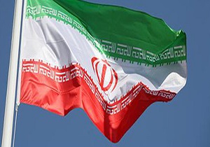 اهتزاز بزرگترین پرچم جمهوری اسلامی ایران در باغ موزه ملی دفاع مقدس