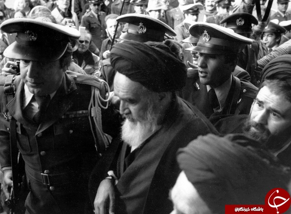 مجموعه تصاویری از اولین لحظات ورود امام به خاک وطن