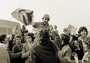 فیلم دیده نشده راهپیمایی نظامیان شاهنشاهی برای حمایت از امام خمینی در سال ۵۷
