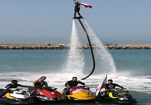 اهتزاز پرچم ایران به مناسبت روز ۱۲ بهمن در خلیج فارس + فیلم