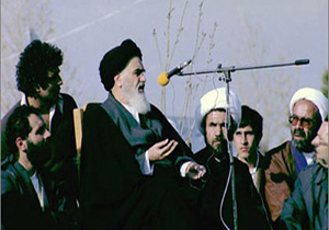 اولین سخنان امام خمینی (ره) در بدو ورود به ایران در روز ١٢ بهمن خطاب به چه کسانی بود؟ + فیلم
