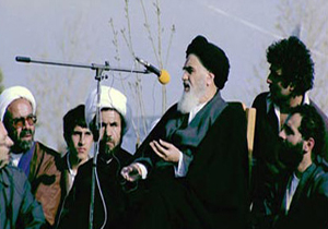 لحظه فرود بالگرد امام خمینی‌(ره) در بهشت زهرا(س) + فیلم