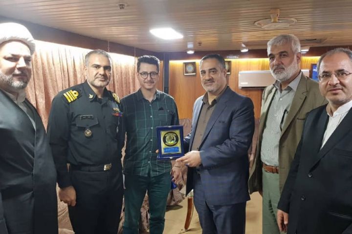 محفل انس با قرآن کاروان قرآنی بر روی شناور شهید ناظرى /نشان ناوشکن سهند به مدیر رادیو قرآن