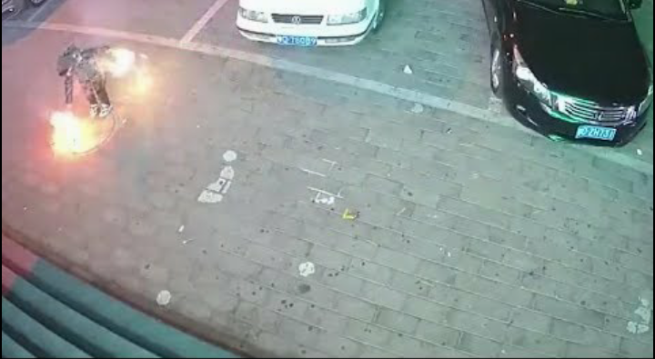 اقدام وحشتناک کودک در کنار مخزن فاضلاب شهری! + فیلم