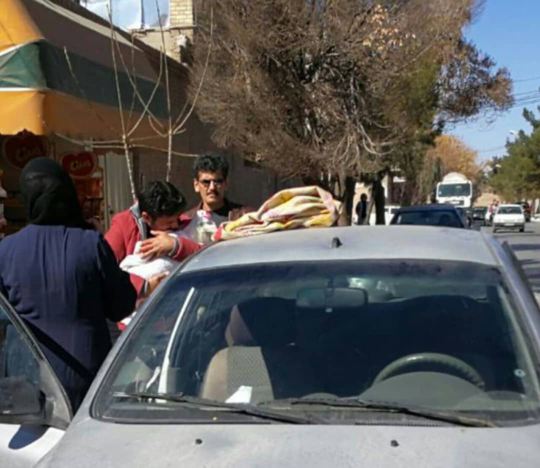 نجات نوزاد سه ماهه گرفتار در خودرو