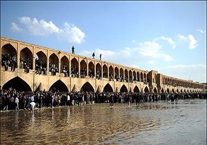 خوشحالی مردم اصفهان از زنده شدن زاینده رود + فیلم