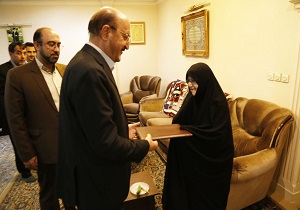 دیدار استاندار قزوین با دو خانواده شهید انقلاب اسلامی