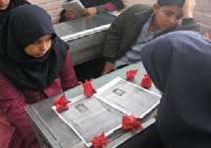 اعضای کتابخانه سیار روستایی بشرویه وصیت نامه شهدا را می‌خوانند
