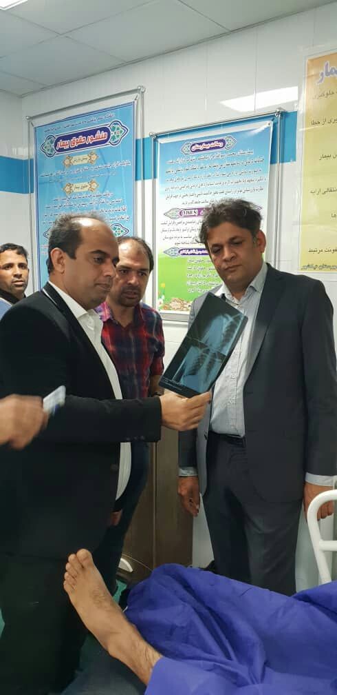عیادت رئیس دانشگاه علوم پزشکی ایرانشهر و کارشناسان حوزه درمان از مجروحین حادثه تروریستی نیکشهر+ عکس