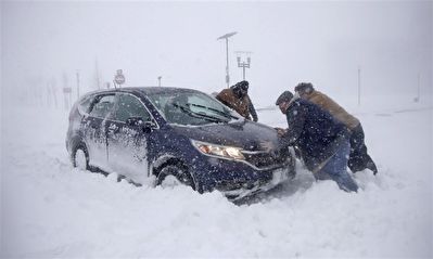 مشکلات ناشی از برف و سرما در اروپا و آمریکا + فیلم
