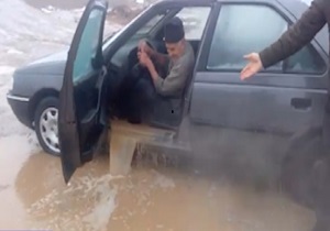 ورود آب به داخل خودروها در اثر آبگرفتگی! + فیلم