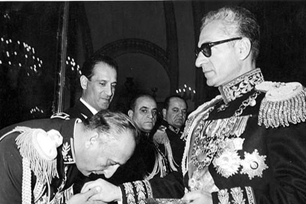 فساد پهلوی&zwnj;ها از نگاه غرب؛ &laquo;محمدرضا&raquo; شریک در فساد گسترده دربار