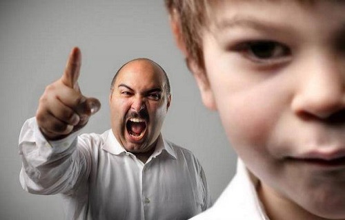 پیامد&zwnj;های منفی فریاد زدن بر سر کودکان/