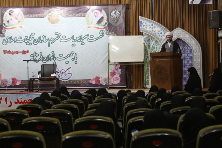 بانوان بازوی تبلیغی جامعه هستند