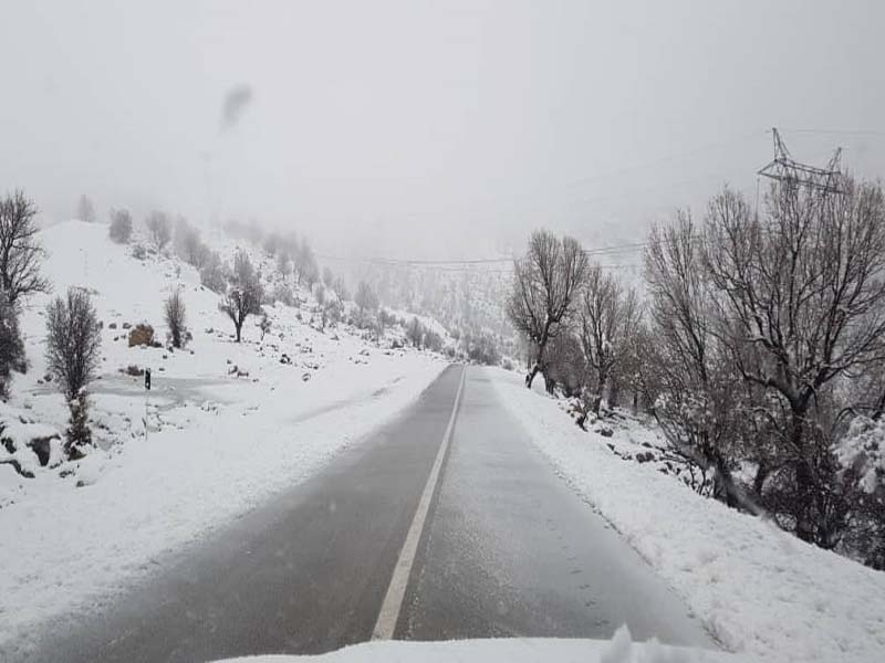 بارش برف راه‌های روستایی کوهستانی کالپوش را مسدود کرد