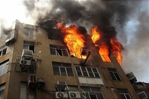 وقوع آتش سوزی ساختمان سه طبقه در بروجرد
