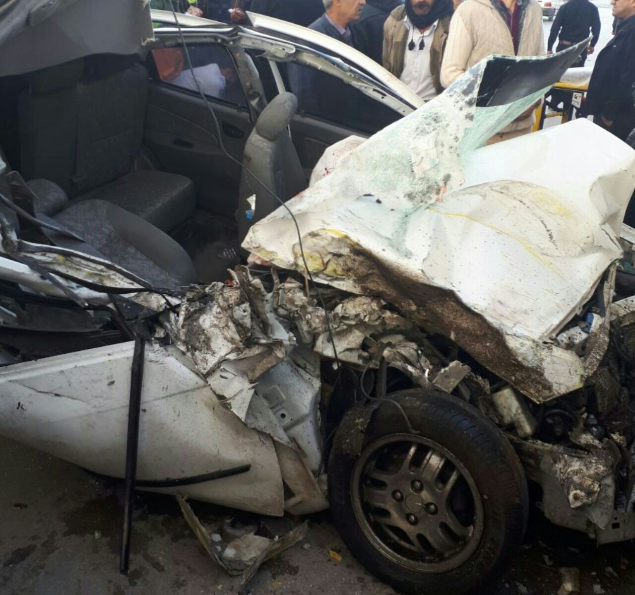 نجات مصدومان حادثه برخورد تیبا با اتوبوس در کرمان