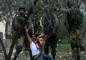 بازداشت ۲۵ فلسطینی در حملهشبانه نظامیان صهیونیست به کرانه باختری