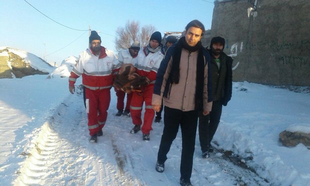 نجات جان زن باردار گرفتار در برف روستای «شیزن» تایباد