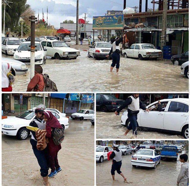 اقدام تحسین&zwnj;برانگیز پلیس سراوانی در روز بارانی+عکس